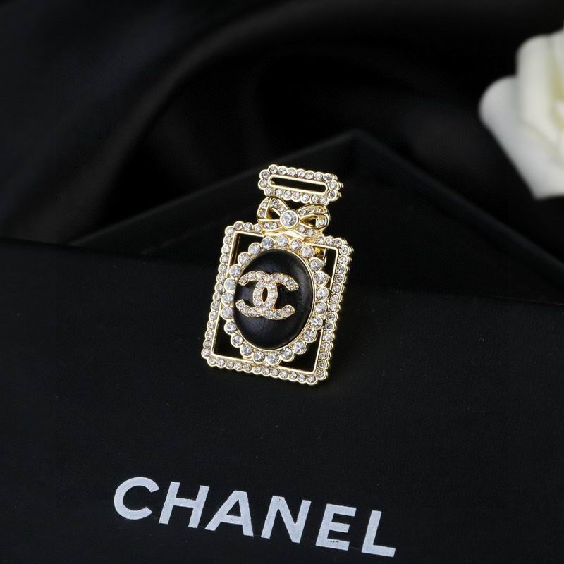 Chanel Brooch 03yxs134
